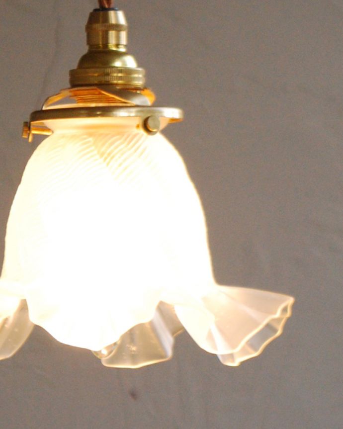 ペンダントライト　照明・ライティング　フランスのアンティークシェードペンダントライト（コード・シャンデリア球・ギャラリーA付き）。あたたかい光がお部屋を包み込みます。(h-370-z)