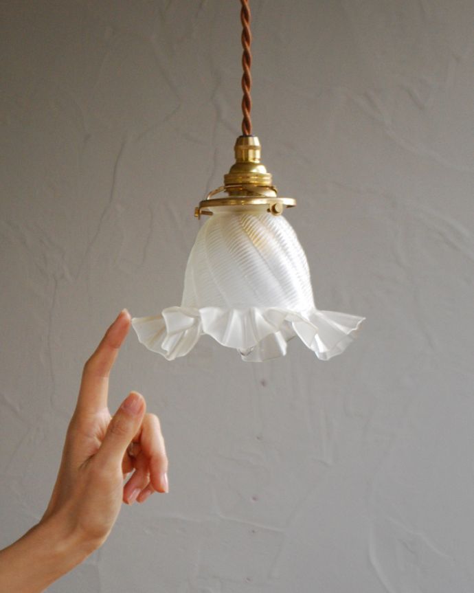 ペンダントライト　照明・ライティング　フランスのアンティークシェードペンダントライト（コード・シャンデリア球・ギャラリーA付き）。キッチンカウンターやダイニングテーブル、トイレや玄関などの狭い空間にもオススメです。(h-370-z)