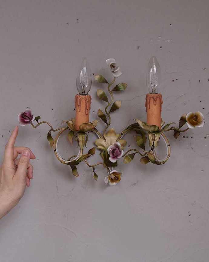 壁付けブラケット 照明・ライティング お花の装飾が付いたフランス輸入のアンティークシャンデリア(E17シャンデリア球付)。存在感のある素敵なアンティークのウォールブラケットです。(h-372-z)