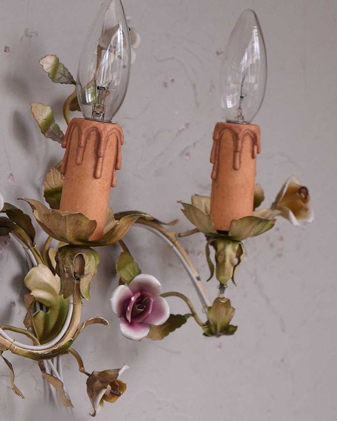 壁付けブラケット 照明・ライティング お花の装飾が付いたフランス輸入のアンティークシャンデリア(E17シャンデリア球付)。しっかりオーバーホウルをしたので、ご安心下さい。(h-372-z)