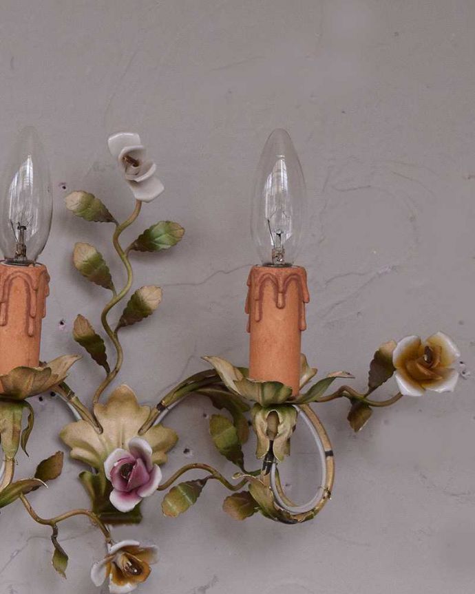 壁付けブラケット 照明・ライティング お花の装飾が付いたフランス輸入のアンティークシャンデリア(E17シャンデリア球付)。ウォールアクセサリーにもなる素敵なアンティークのウォールランプです。(h-372-z)