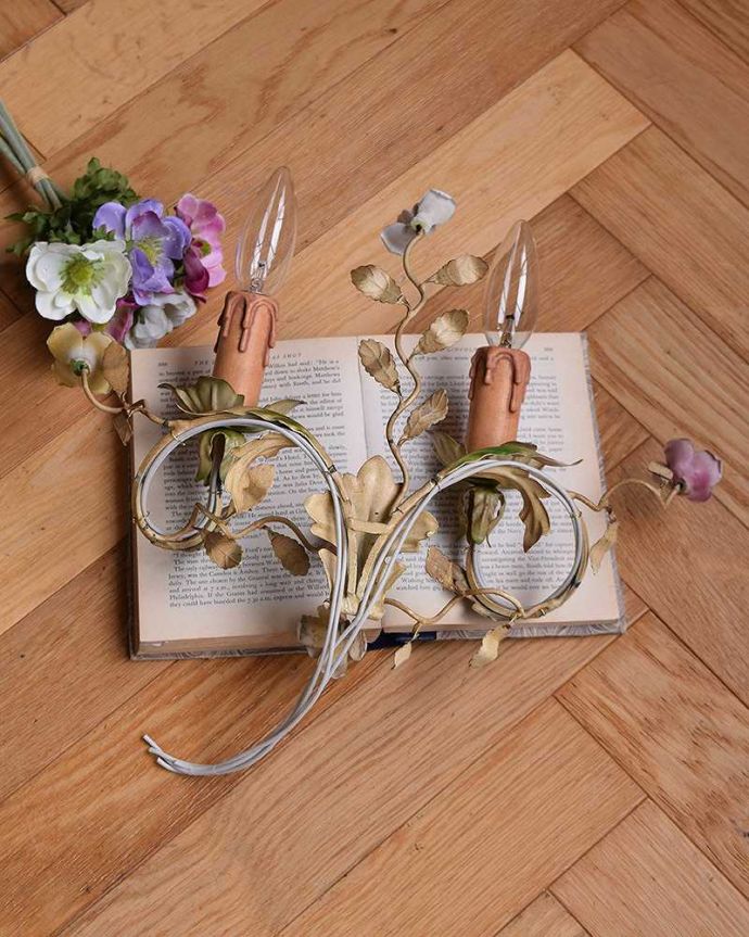 壁付けブラケット 照明・ライティング お花の装飾が付いたフランス輸入のアンティークシャンデリア(E17シャンデリア球付)。※配線に直結するので、電気屋さんによる取り付け工事が必要です。(h-372-z)