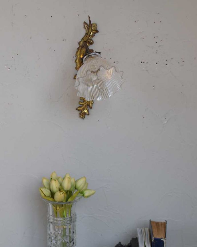 壁付けブラケット 照明・ライティング フランスの真鍮細工が美しいアンティークランプ(1灯)(E17シャンデリア球付)。ウォールアクセサリーにもなる素敵なアンティークの照明器具です。(h-373-z)