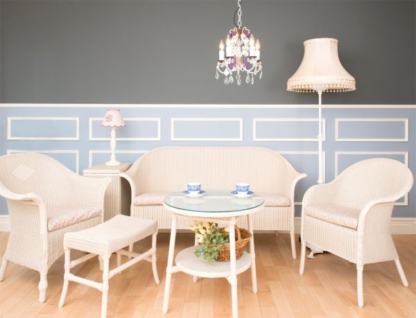 オリジナルロイド　Handleオリジナル ロイドルームスツール(Resort White)。他のロイドルームと組み合わせて、こんなサロンルームもつくれます。(hol-05rw)