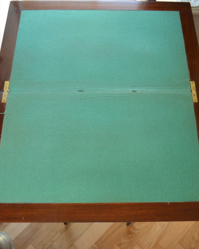 ロイドテーブル　アンティーク家具　マホガニー材でできたイギリスのアンティーク家具ゲームテーブル。開いたときも美しいデザインです。(j-1051-f-1)