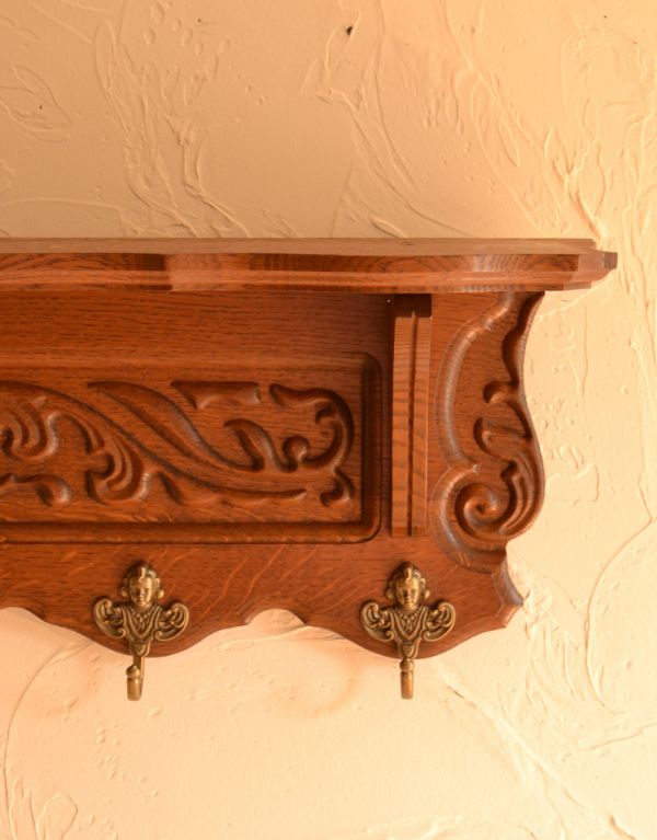 ウォールシェルフ・ウォールハンガー　アンティーク家具　アンティークの壁付け家具、フランスのおしゃれなウォールハンガー。優雅な彫りが隅々に施されています。(j-113-z)