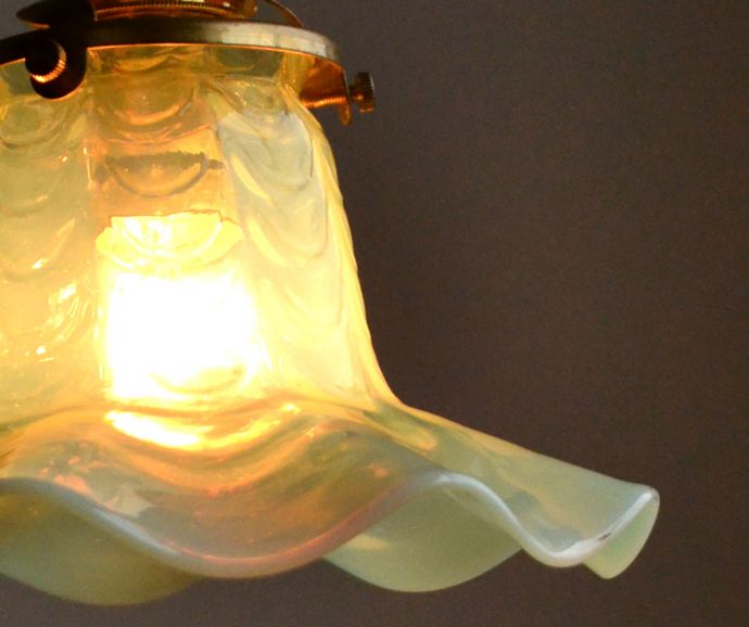 ペンダントライト 照明・ライティング グリーンのヴァセリンが美しい、アンティークシェードペンダントライト(コード・シャンデリア電球・ギャラリーA付き)。シェードから漏れる光に癒されます。(j-115-z)