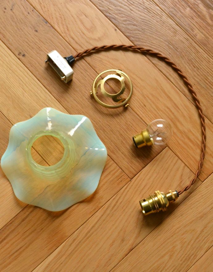 ペンダントライト 照明・ライティング グリーンのヴァセリンが美しい、アンティークシェードペンダントライト(コード・シャンデリア電球・ギャラリーA付き)。ガラスシェード、コード、ギャラリー、電球1個をセットでお届けするので、届いてすぐに取り付けられます。(j-115-z)