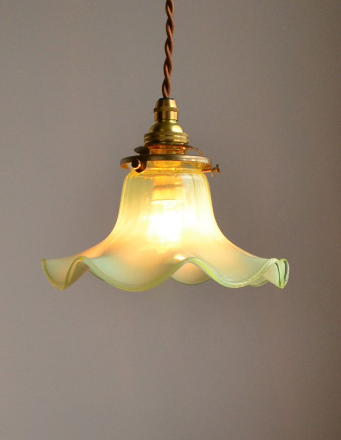 ペンダントライト　照明・ライティング　ヴァセリンの美しさにうっとり、グリーンのアンティーク シェード ペンダントライト（器具セット付き）（コード・シャンデリア電球・ギャラリーA付き）。フリルのデザインも可愛らしいですよね。(j-116-z)