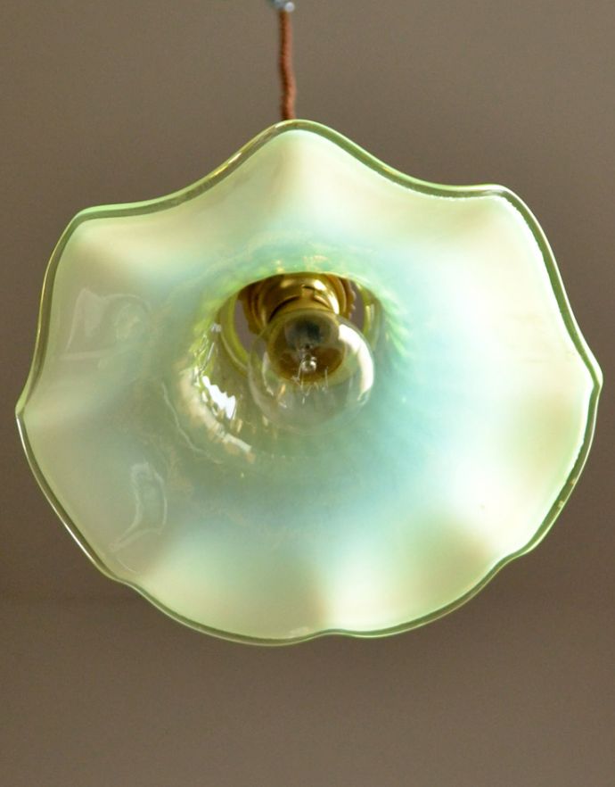 ペンダントライト　照明・ライティング　ヴァセリンの美しさにうっとり、グリーンのアンティーク シェード ペンダントライト（器具セット付き）（コード・シャンデリア電球・ギャラリーA付き）。あたたかい光がお部屋を包み込みます。(j-116-z)