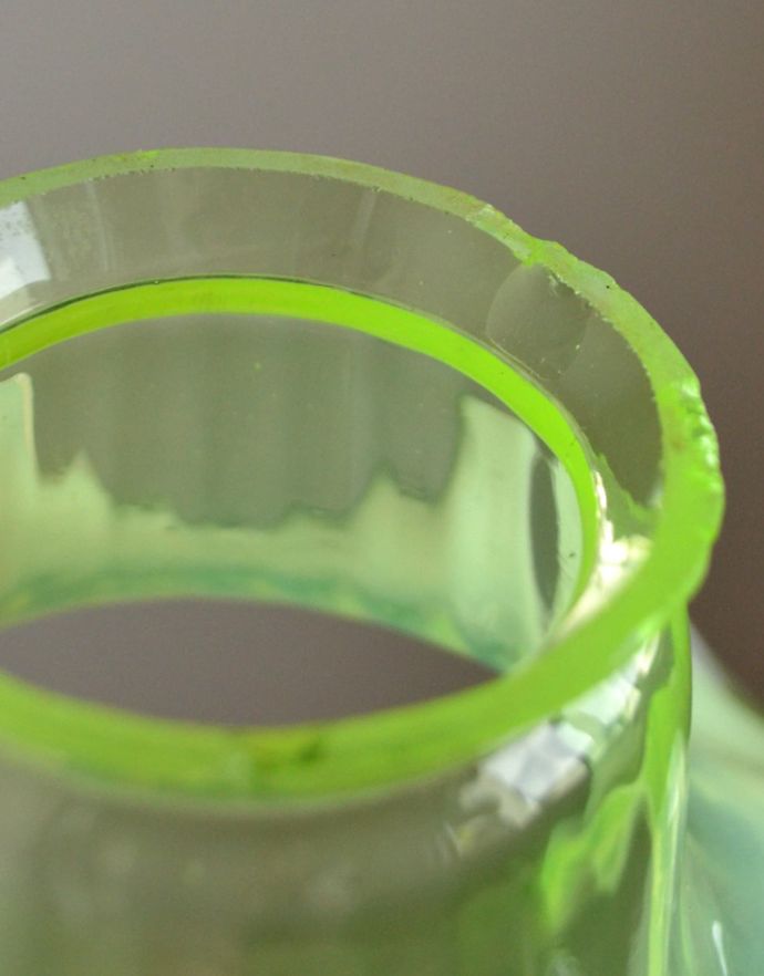 ペンダントライト　照明・ライティング　ヴァセリンの美しさにうっとり、グリーンのアンティーク シェード ペンダントライト（器具セット付き）（コード・シャンデリア電球・ギャラリーA付き）。シェードは、アンティークのため、誤差があったり、キズ、汚れが入っている場合もあります。(j-116-z)