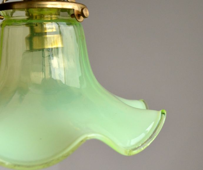 ペンダントライト　照明・ライティング　ヴァセリンの美しさにうっとり、グリーンのアンティーク シェード ペンダントライト（器具セット付き）（コード・シャンデリア電球・ギャラリーA付き）。明かりを点けなくてもうっとりしてしまう美しさ。(j-116-z)