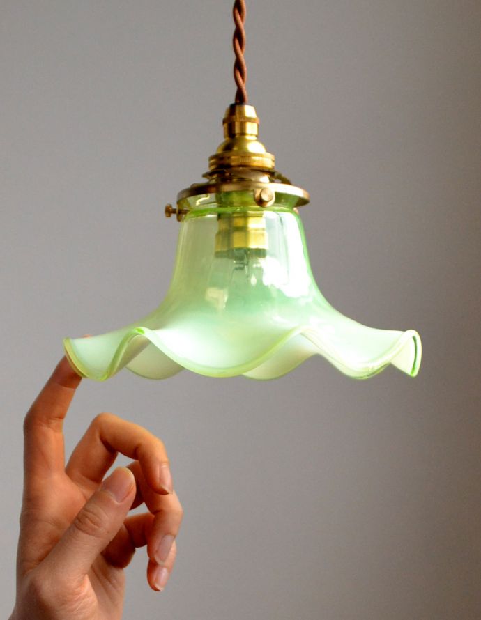 ペンダントライト　照明・ライティング　ヴァセリンの美しさにうっとり、グリーンのアンティーク シェード ペンダントライト（器具セット付き）（コード・シャンデリア電球・ギャラリーA付き）。ヴァセリンは、光を通すとなんとも言えないステキな雰囲気でお部屋を照らしてくれます。(j-116-z)