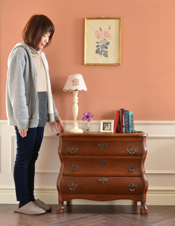 アンティークのチェスト アンティーク家具 エレガントなアンティークフレンチ家具、どこでも活躍してくれる小さい3段チェスト(コモード)。高級感があって女性らしい優しい曲線。(j-1160-f)