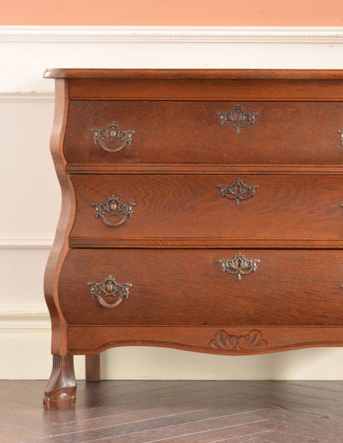 アンティークのチェスト アンティーク家具 エレガントなアンティークフレンチ家具、どこでも活躍してくれる小さい3段チェスト(コモード)。リビングではメモ、リモコン、筆記用具など近くに置いておきたいものを収納しておけばとっても便利ですよ。(j-1160-f)