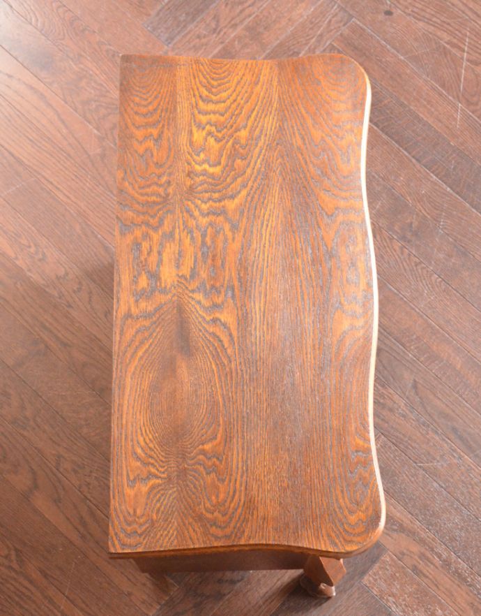 アンティークのチェスト アンティーク家具 エレガントなアンティークフレンチ家具、どこでも活躍してくれる小さい3段チェスト(コモード)。天板も木目がとってもキレイです。(j-1160-f)