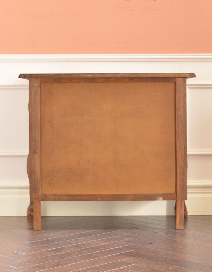 アンティークのチェスト アンティーク家具 エレガントなアンティークフレンチ家具、どこでも活躍してくれる小さい3段チェスト(コモード)。きちんとメンテナンスしてあるので、裏側もキレイです。(j-1160-f)