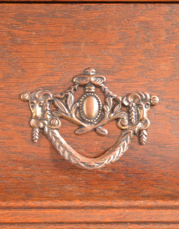 アンティークのチェスト アンティーク家具 エレガントなアンティークフレンチ家具、どこでも活躍してくれる小さい3段チェスト(コモード)。エンブレムをモチーフにした優雅な取っ手。(j-1160-f)