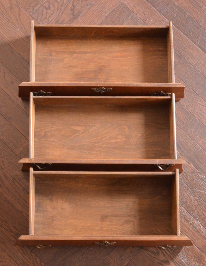 アンティークのチェスト アンティーク家具 エレガントなアンティークフレンチ家具、どこでも活躍してくれる小さい3段チェスト(コモード)。引き出しは3杯。(j-1160-f)