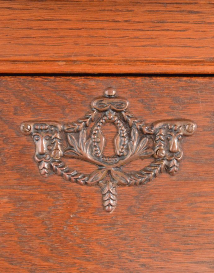 アンティークのチェスト アンティーク家具 エレガントなアンティークフレンチ家具、どこでも活躍してくれる小さい3段チェスト(コモード)。中央の装飾も美しくてうっとり。(j-1160-f)