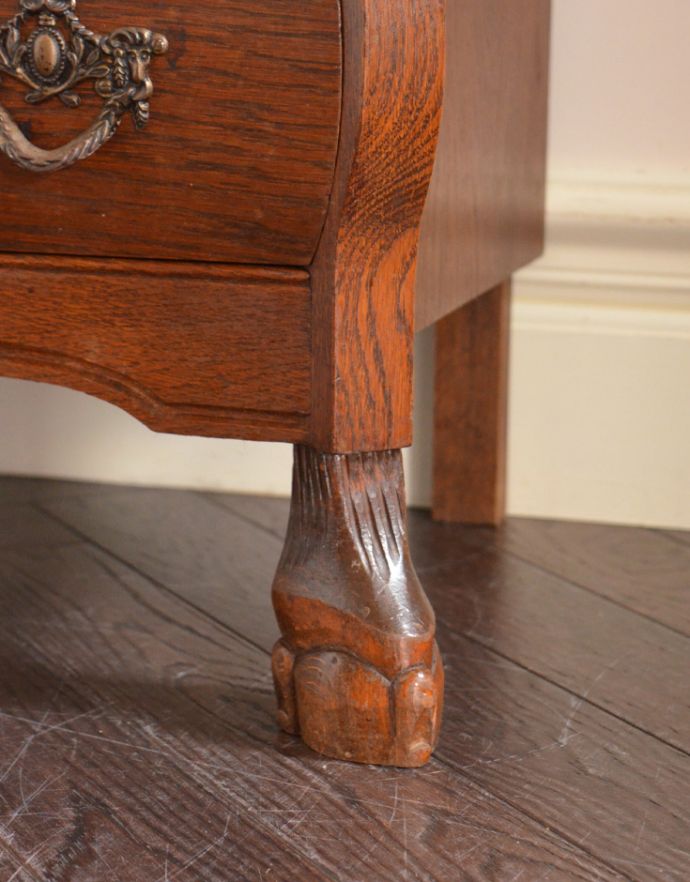 アンティークのチェスト アンティーク家具 エレガントなアンティークフレンチ家具、どこでも活躍してくれる小さい3段チェスト(コモード)。どっしり貫禄のある脚先。(j-1160-f)