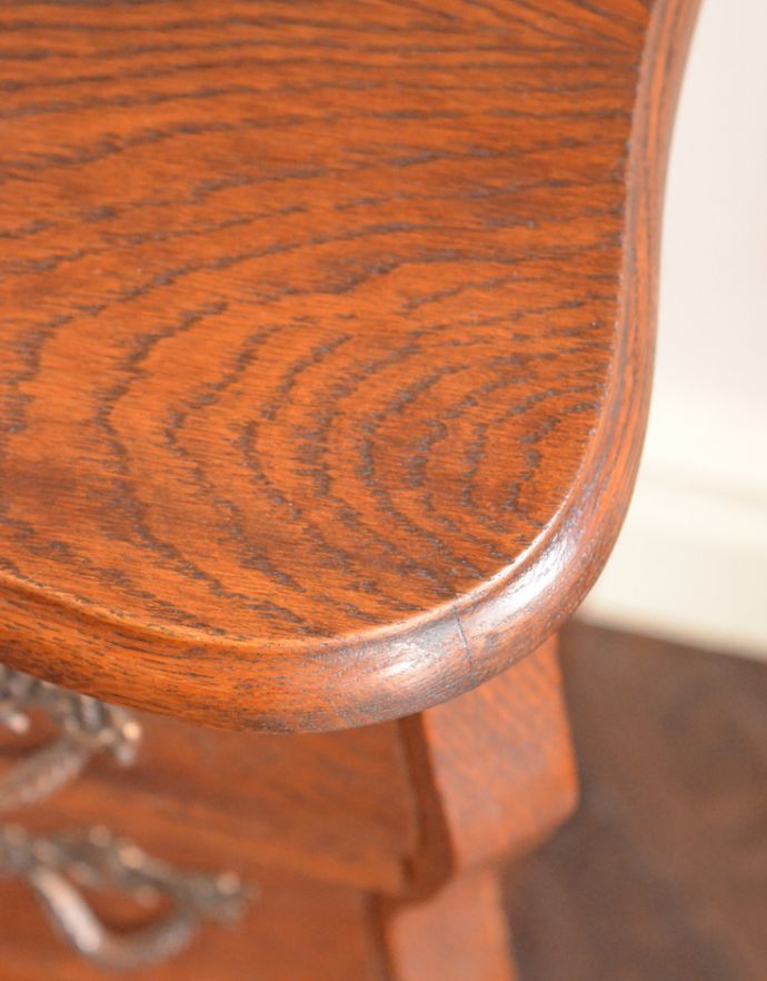 アンティークのチェスト アンティーク家具 エレガントなアンティークフレンチ家具、どこでも活躍してくれる小さい3段チェスト(コモード)。角が丸く仕上がっているので、お子さまのいるご家庭にも使いやすいのではないでしょうか。(j-1160-f)