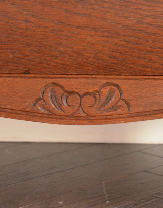 アンティークのチェスト アンティーク家具 エレガントなアンティークフレンチ家具、どこでも活躍してくれる小さい3段チェスト(コモード)。チェストの脚元にもこだわった装飾が施されています。(j-1160-f)