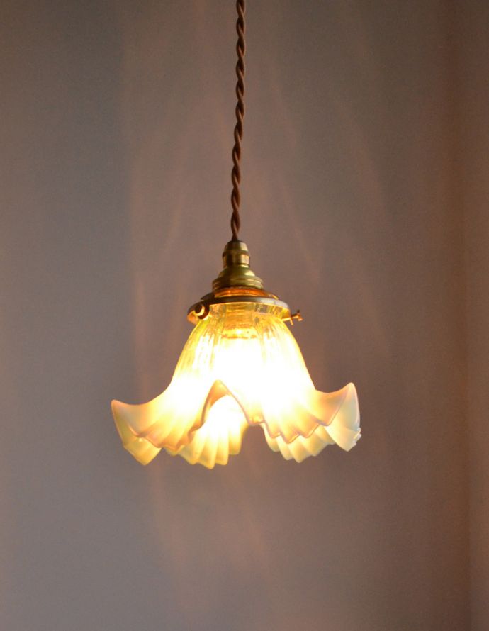 ペンダントライト 照明・ライティング ヴァセリンガラスを使ったシェードの照明、アンティークペンダントライト(器具セット付き)。フリルのデザインも可愛らしいですよね。(j-117-z)