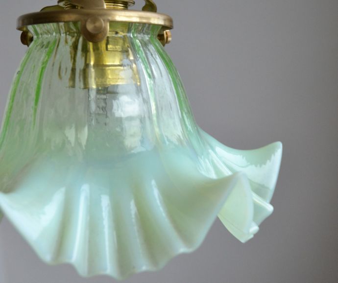 ペンダントライト 照明・ライティング ヴァセリンガラスを使ったシェードの照明、アンティークペンダントライト(器具セット付き)。明かりを点けなくてもうっとりしてしまう美しさ。(j-117-z)