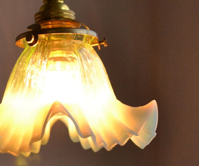 ペンダントライト 照明・ライティング ヴァセリンガラスを使ったシェードの照明、アンティークペンダントライト(器具セット付き)。シェードから漏れる光に癒されます。(j-117-z)