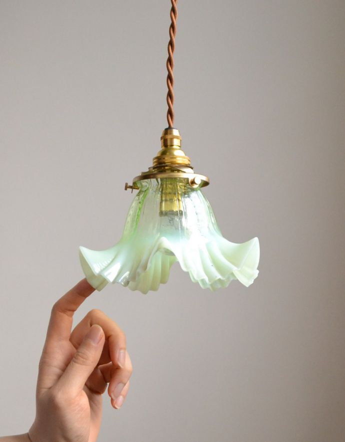 ペンダントライト 照明・ライティング ヴァセリンガラスを使ったシェードの照明、アンティークペンダントライト(器具セット付き)。アンティークのミルクガラスは、光を通すとなんとも言えないステキな雰囲気でお部屋を照らしてくれます。(j-117-z)