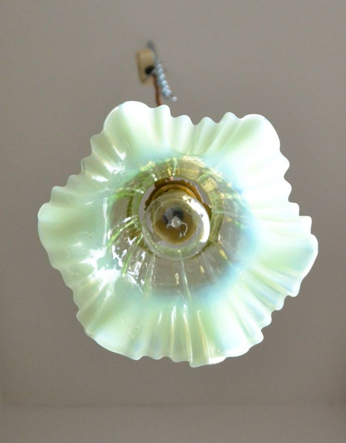 ペンダントライト 照明・ライティング ヴァセリンガラスを使ったシェードの照明、アンティークペンダントライト(器具セット付き)。あたたかい光がお部屋を包み込みます。(j-117-z)