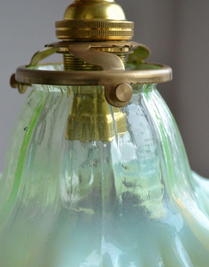 ペンダントライト 照明・ライティング ヴァセリンガラスを使ったシェードの照明、アンティークペンダントライト(器具セット付き)。ヴァセリンガラスは見とれてしまう程美しいアンティークガラスの魅力です。(j-117-z)