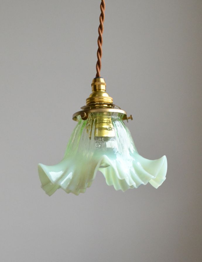 ペンダントライト 照明・ライティング ヴァセリンガラスを使ったシェードの照明、アンティークペンダントライト(器具セット付き)。【 シェードのサイズ 】幅16×奥行13×高さ9.5cmコードは50、80cm以外にも、ご希望の長さで加工してお届けします。(j-117-z)
