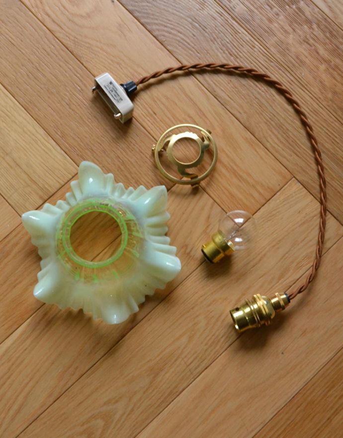 ペンダントライト 照明・ライティング ヴァセリンガラスを使ったシェードの照明、アンティークペンダントライト(器具セット付き)。ガラスシェード、コード、ギャラリー、電球1個をセットでお届けするので、届いてすぐに取り付けられます。(j-117-z)