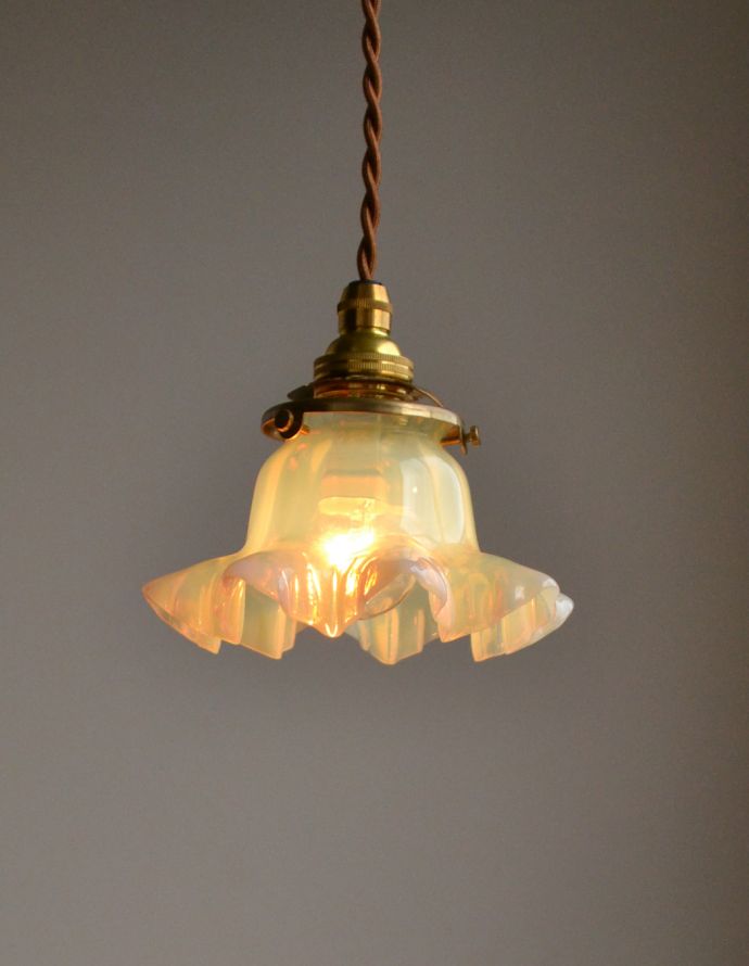 ペンダントライト　照明・ライティング　ヴァセリンの美しい輝きにうっとり、グリーンのアンティークシェードペンダントライト（コード・シャンデリア電球・ギャラリーA付き） 。フリルのデザインも可愛らしいですよね。(j-118-z)