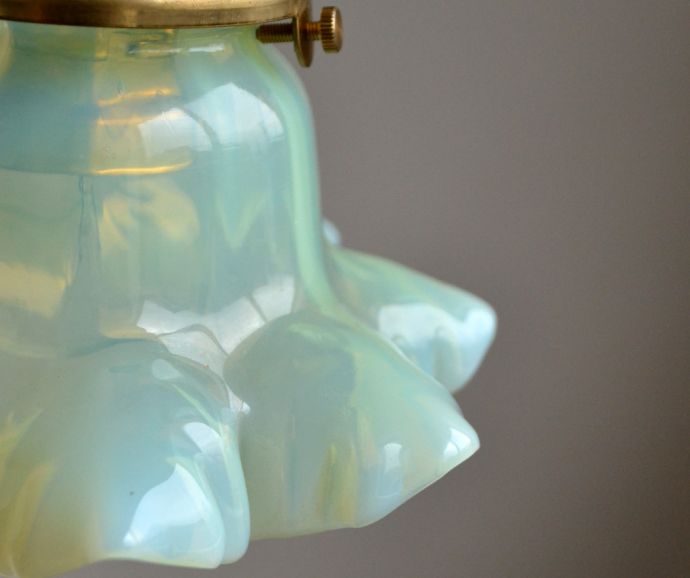 ペンダントライト　照明・ライティング　ヴァセリンの美しい輝きにうっとり、グリーンのアンティークシェードペンダントライト（コード・シャンデリア電球・ギャラリーA付き） 。明かりを点けなくてもうっとりしてしまう美しさ。(j-118-z)