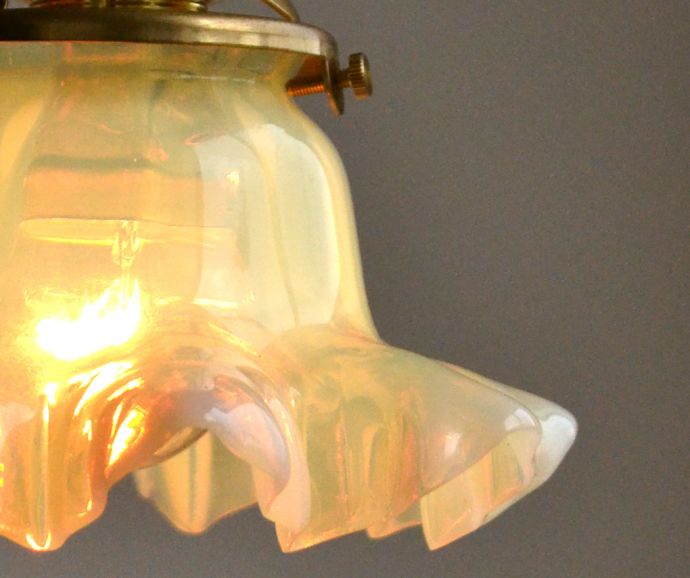 ペンダントライト　照明・ライティング　ヴァセリンの美しい輝きにうっとり、グリーンのアンティークシェードペンダントライト（コード・シャンデリア電球・ギャラリーA付き） 。シェードから漏れる光に癒されます。(j-118-z)