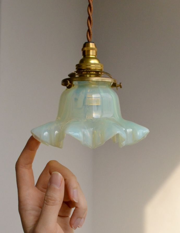 ペンダントライト　照明・ライティング　ヴァセリンの美しい輝きにうっとり、グリーンのアンティークシェードペンダントライト（コード・シャンデリア電球・ギャラリーA付き） 。アンティークのミルクガラスは、光を通すとなんとも言えないステキな雰囲気でお部屋を照らしてくれます。(j-118-z)
