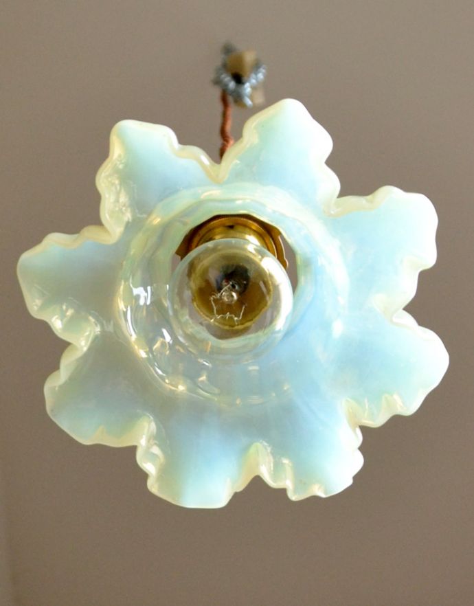 ペンダントライト　照明・ライティング　ヴァセリンの美しい輝きにうっとり、グリーンのアンティークシェードペンダントライト（コード・シャンデリア電球・ギャラリーA付き） 。あたたかい光がお部屋を包み込みます。(j-118-z)