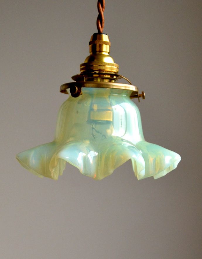 ペンダントライト　照明・ライティング　ヴァセリンの美しい輝きにうっとり、グリーンのアンティークシェードペンダントライト（コード・シャンデリア電球・ギャラリーA付き） 。【 シェードのサイズ 】幅13.5×奥行13.5×高さ7.5cmコードは50、80cm以外にも、ご希望の長さで加工してお届けします。(j-118-z)