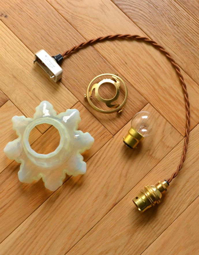 ペンダントライト　照明・ライティング　ヴァセリンの美しい輝きにうっとり、グリーンのアンティークシェードペンダントライト（コード・シャンデリア電球・ギャラリーA付き） 。ガラスシェード、コード、ギャラリー、電球1個をセットでお届けするので、届いてすぐに取り付けられます。(j-118-z)