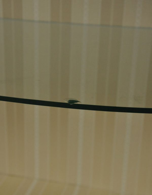 アンティークのキャビネット　アンティーク家具　マホガニー材のアンティーク家具、素敵なガラスキャビネット（飾り棚）。アンティークのため、ガラス板に、ちいさなチップがありますが、使用上は問題ありませんので、ご安心ください。(j-1192-f)