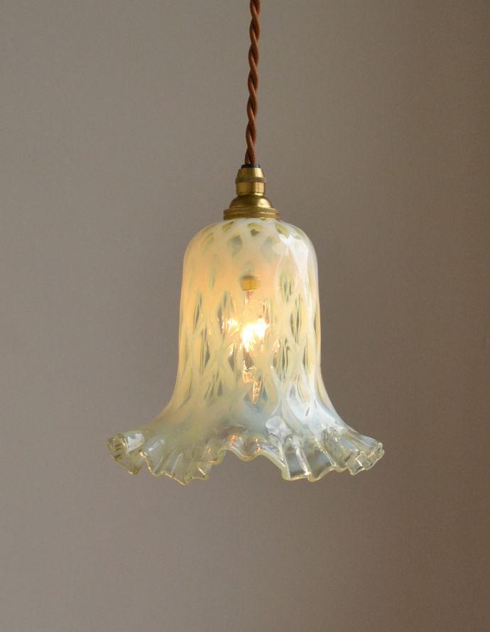 ペンダントライト　照明・ライティング　ヴァセリンの美しさに魅了される･･･アンティークペンダントライト（コード・シャンデリア電球付き・ギャラリーなし）。フリルのデザインも可愛らしいですよね。(j-120-z)