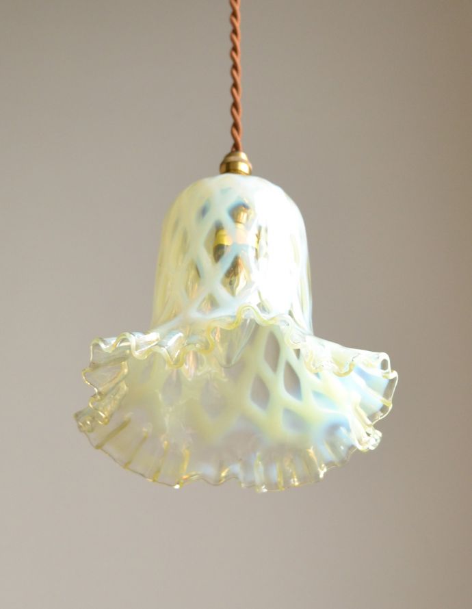 ペンダントライト　照明・ライティング　ヴァセリンの美しさに魅了される･･･アンティークペンダントライト（コード・シャンデリア電球付き・ギャラリーなし）。明かりを点けなくてもうっとりしてしまう美しさ。(j-120-z)