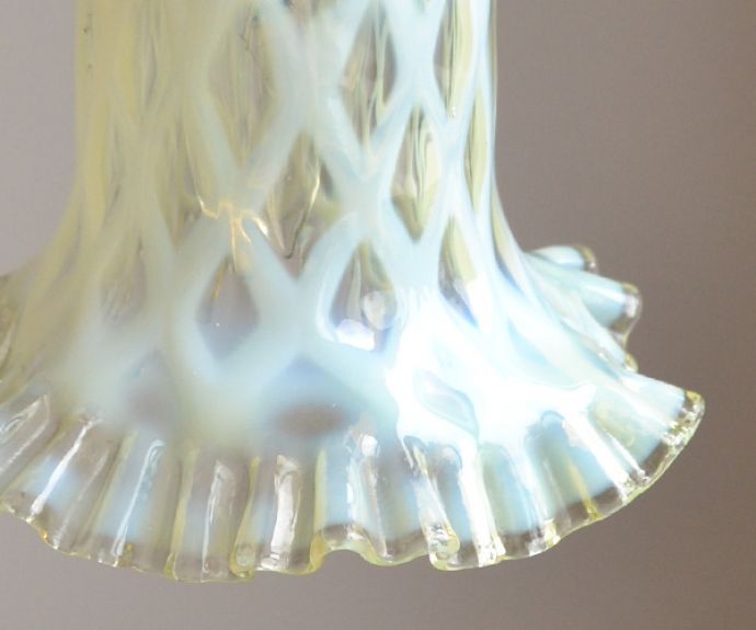 ペンダントライト　照明・ライティング　ヴァセリンの美しさに魅了される･･･アンティークペンダントライト（コード・シャンデリア電球付き・ギャラリーなし）。シェードは、アンティークのため、誤差があったり、キズ、汚れが入っている場合もあります。(j-120-z)