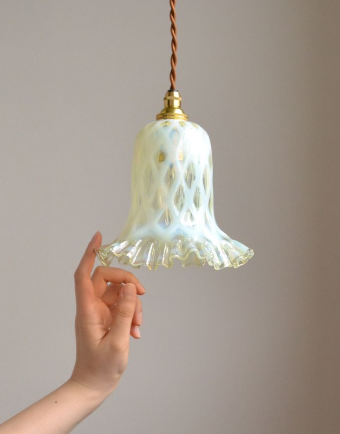 ペンダントライト　照明・ライティング　ヴァセリンの美しさに魅了される･･･アンティークペンダントライト（コード・シャンデリア電球付き・ギャラリーなし）。ヴァセリンは、光を通すとなんとも言えないステキな雰囲気でお部屋を照らしてくれます。(j-120-z)