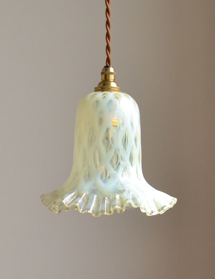 ペンダントライト　照明・ライティング　ヴァセリンの美しさに魅了される･･･アンティークペンダントライト（コード・シャンデリア電球付き・ギャラリーなし）。【 シェードのサイズ 】幅16×奥行16×高さ14cmコードは50、80cm以外にも、ご希望の長さで加工してお届けします。(j-120-z)