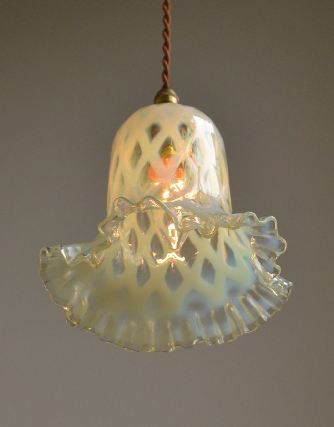 ペンダントライト　照明・ライティング　ヴァセリンの美しさに魅了される･･･アンティークペンダントライト（コード・シャンデリア電球付き・ギャラリーなし）。あたたかい光がお部屋を包み込みます。(j-120-z)