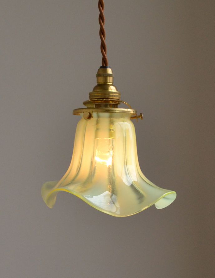ペンダントライト 照明・ライティング 風にそよぐ優しいシルエット、ヴァセリンのアンティーク シェード ペンダントライト(コード・シャンデリア球・ギャラリーA付き)。フリルのデザインも可愛らしいですよね。(j-121-z)
